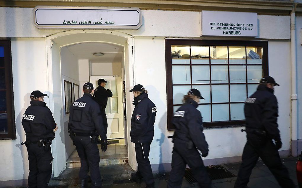 Politieactie bij een moskee in Hamburg, dinsdagmorgen. beeld EPA