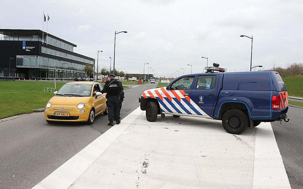 De marechaussee doet uitgebreid onderzoek op Rotterdam The Hague Airport nadat bij de politie het 'stil alarm terrorisme is geactiveerd'. Bij de ingang van de luchthaven worden extra controles uitgevoerd. beeld ANP