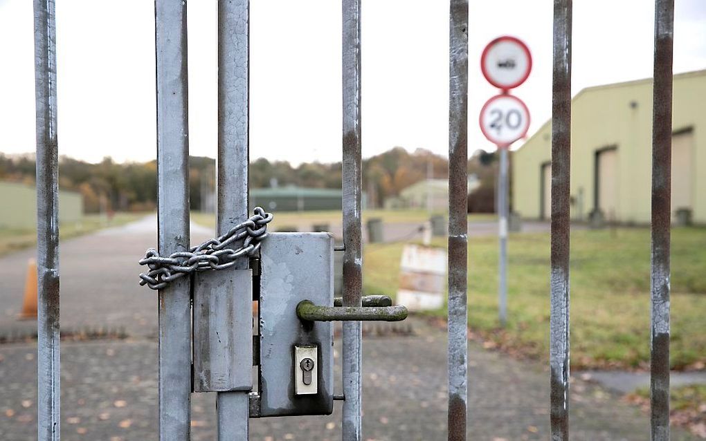 Een Prepositioned Organizational Materiel Storage site (POMS) van defensie vanaf de openbare weg, waar de kankerverwekkende stof chroom-6 is gebruikt bij verfwerkzaamheden. beeld ANP