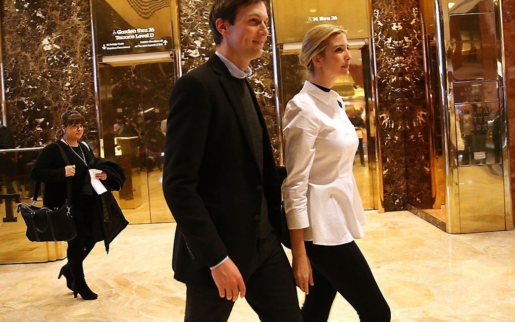 Kushner, geflankeerd door zijn vrouw Ivanka in de Trump Tower. beeld AFP