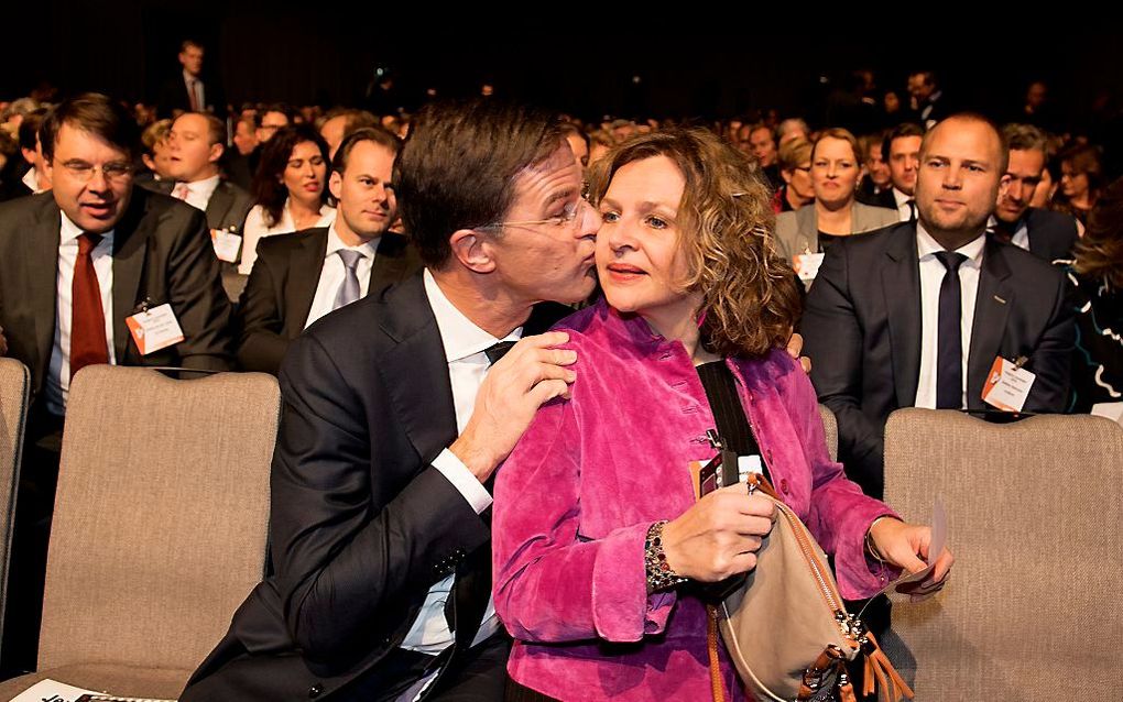 Premier Rutte begroet Minister Schippers bij aanvang van de plenaire vergadering. De VVD komt bijeen voor hun najaarscongres. beeld ANP