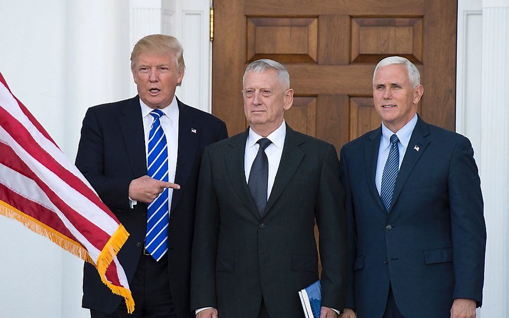 Donald Trump heeft de oud-generaal James Mattis (M) aangewezen als de nieuwe minister van Defensie. beeld AFP