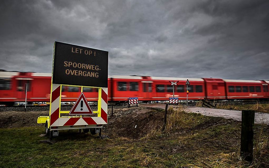 Matrixborden bij de onbewaakte spoorwegovergang bij Winsum. Het treinverkeer tussen Groningen en Roodeschool lag in november stil nadat de onbewaakte overweg bij Winsum een trein en een tankauto met melk op elkaar botsten. beeld ANP