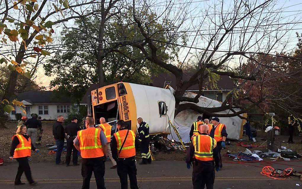 Reddingswerkers bij de bus in Chattanooga. beeld EPA