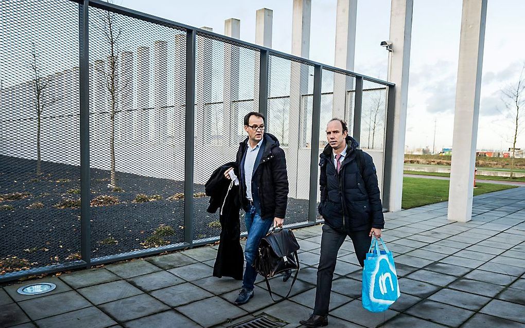 Robert Malewicz en Sander Janssen, advocaten van Jesse R., bij het Justitieel Complex Schiphol. beeld ANP