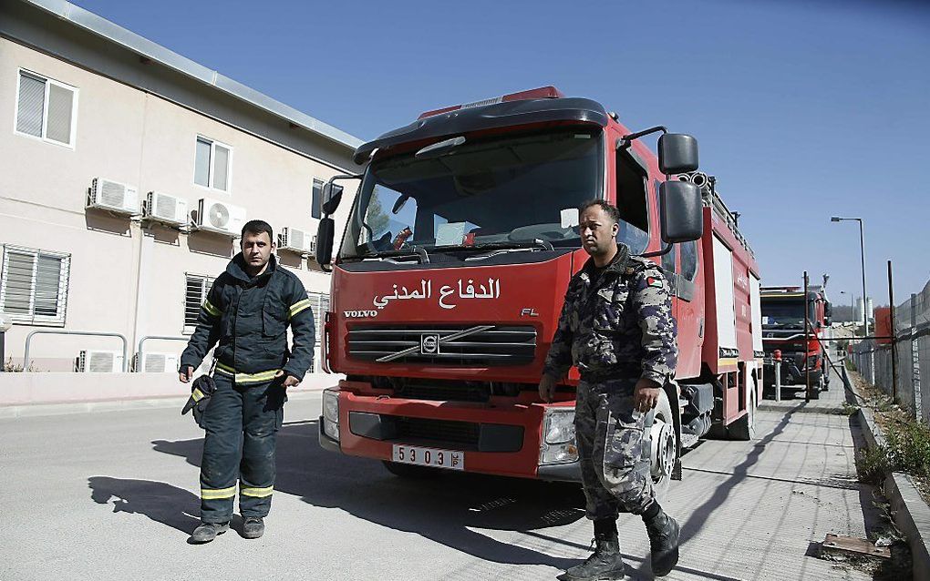 Brandweerlieden bij Bet Shemesh, ten zuiden van Jeruzalem. beeld AFP