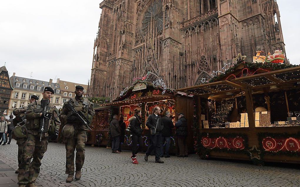 Militairen op een kerstmarkt in Straatsburg. beeld AFP