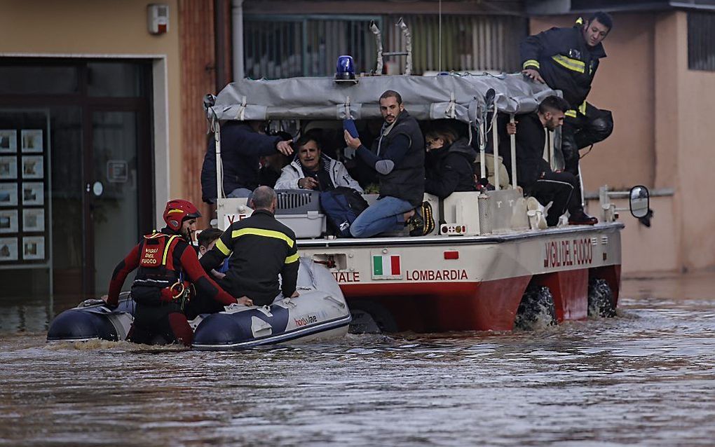 Wateroveroverlast heeft zeker vierhonderd mensen dakloos gemaakt in de provincies Cuneo en Turijn in het noordwesten van Italië. Foto: evacuatie in Moncalieri, bij Turijn. beeld AFP