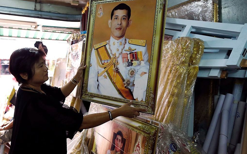 Afbeelding van de nieuwe koning in een winkel in Bangkok. beeld EPA