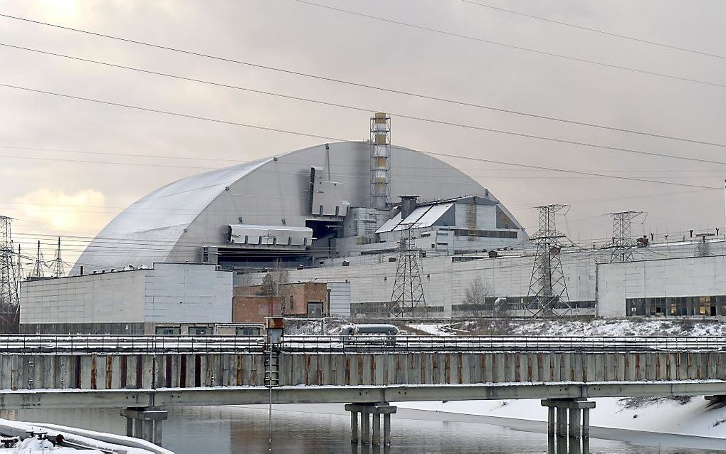 Een omhulsel van 165 meter lang, 260 meter breed en 110 meter hoog moet de komende honderd jaar radioactieve straling uit de ontplofte centrale van Tsjernobyl tegenhouden. beeld AFP