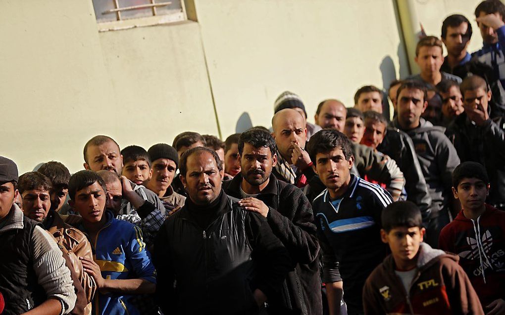 Inwoners van Mosul wachten op noodhulp. beeld AFP