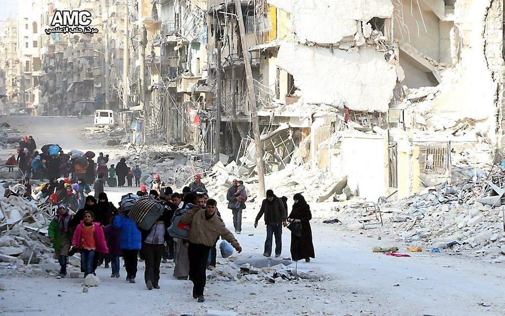 Syrische inwoners ontvluchten de stad Aleppo. beeld EPA