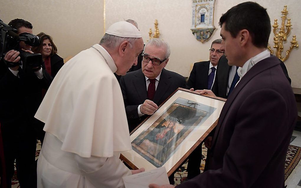 Paus Franciscus ontmoet regisseur Martin Scorsese in Vaticaanstad bij de presentatie van zijn film Silence. beeld AFP/Osservatore Romano