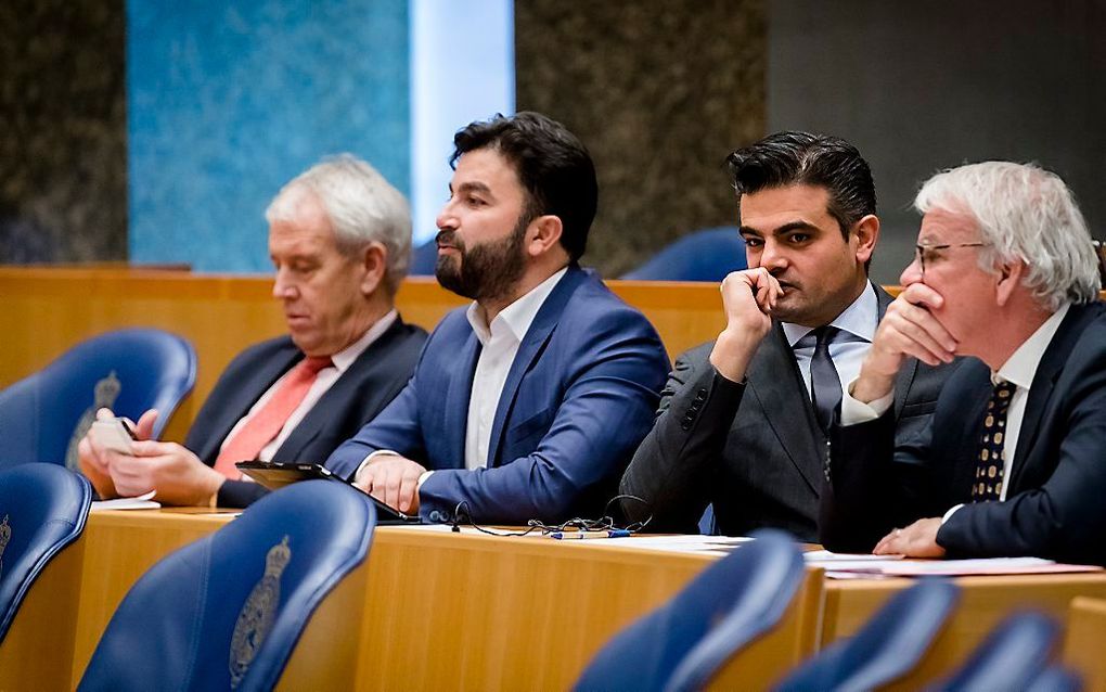 Vier afsplitsers op een rij in de Tweede Kamer: ex-VVD'er Johan Houwer, Selcuk Ozturk en Tunahan Kuzu (Groep Kuzu/Ozturk) en Norbert Klein (Fractie Klein). beeld ANP, Bart Maat