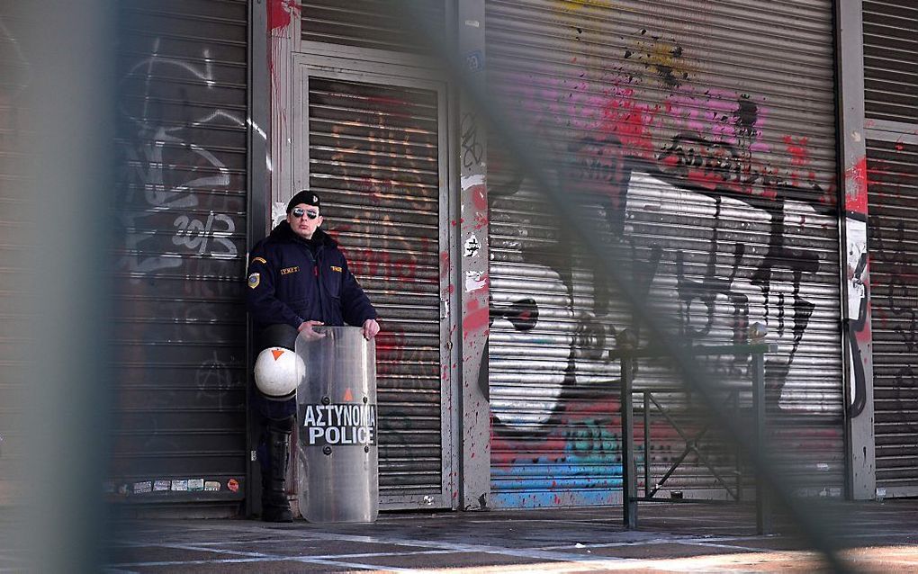 Politie maandagmorgen bij het ministerie van Arbeid. beeld AFP