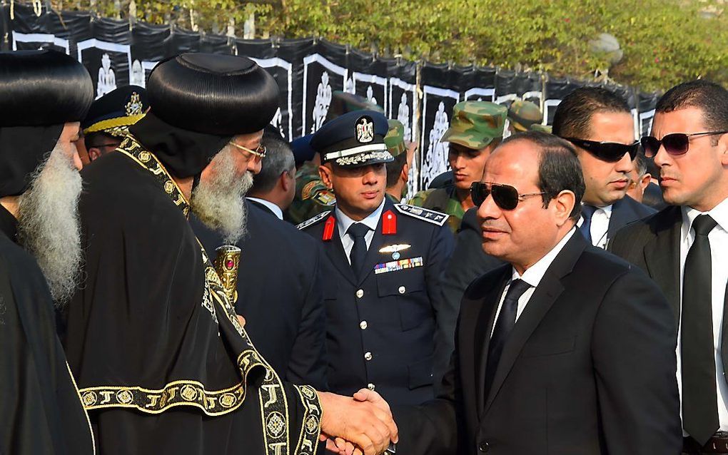 De Egyptische president al-Sisi condoleert koptische leiders met het verlies van de 28 slachtoffers tijdens een bomaanslag op een kerk in Caïro. beeld AFP