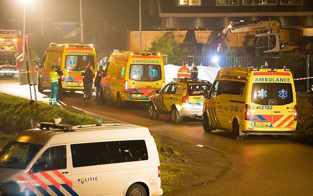 Leden van een arrestatieteam van de politie zijn dinsdagavond in Spaarndam zwaargewond geraakt door een explosie in of bij hun auto. beeld ANP