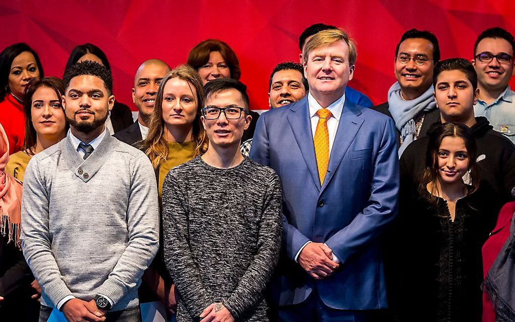 Koning Willem-Alexander tijdens de 10e landelijke Naturalisatiedag. Bij de landelijke Naturalisatiedag leggen de naturalisanten tijdens een feestelijke ceremonie een Verklaring van Verbondenheid af. beeld ANP