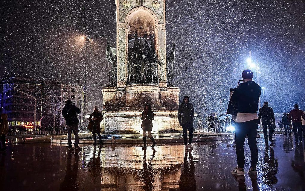 Het Taksimplein in Istanbul in de sneeuw. beeld AFP