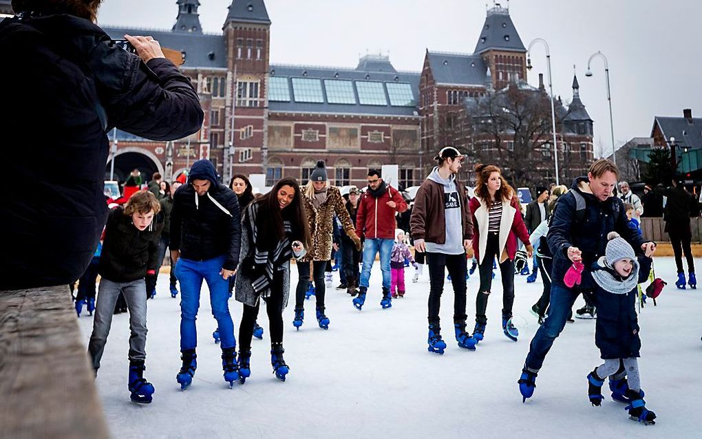 De schaatsbaan op het Museumplein. Het plein in Amsterdam is in kerstsferen verlicht. beeld ANP