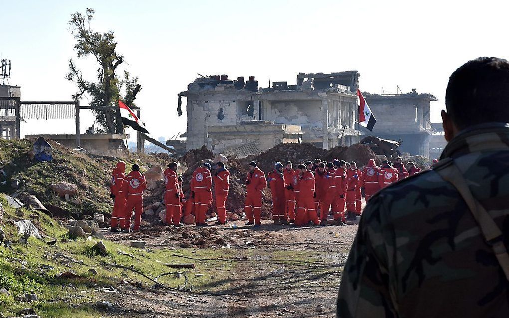 Hulpverleners helpen bij de evacuatie uit Aleppo, afgelopen dagen. beeld AFP