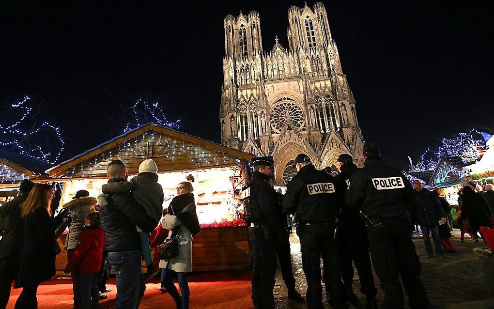 Franse agenten voor de kathedraal van Reims eerder deze week. beeld AFP