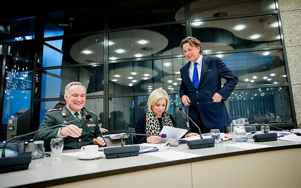 Generaal Tom Middendorp, Commandant der Strijdkrachten, Minister Jeanine Hennis-Plasschaert van Defensie en Minister Bert Koenders van Buitenlandse Zaken tijdens het debat over de missie in Malie op de laatste dag in de Tweede Kamer voor het kerstreces. b