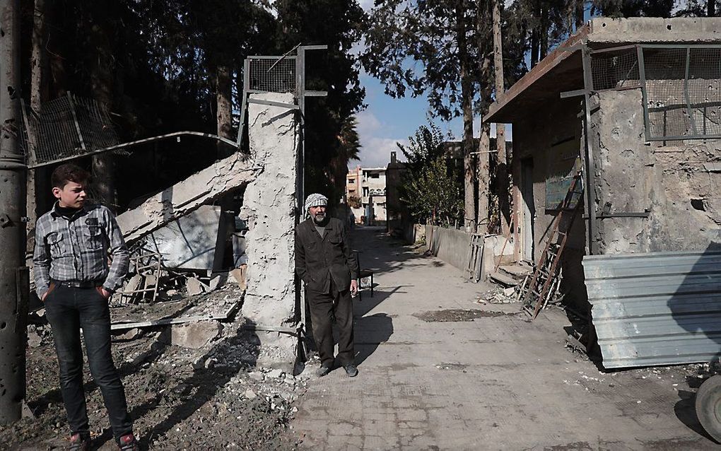 Inwoners op straat in Douma, circa 10 kilometer ten noordoosten van Damascus. beeld AFP