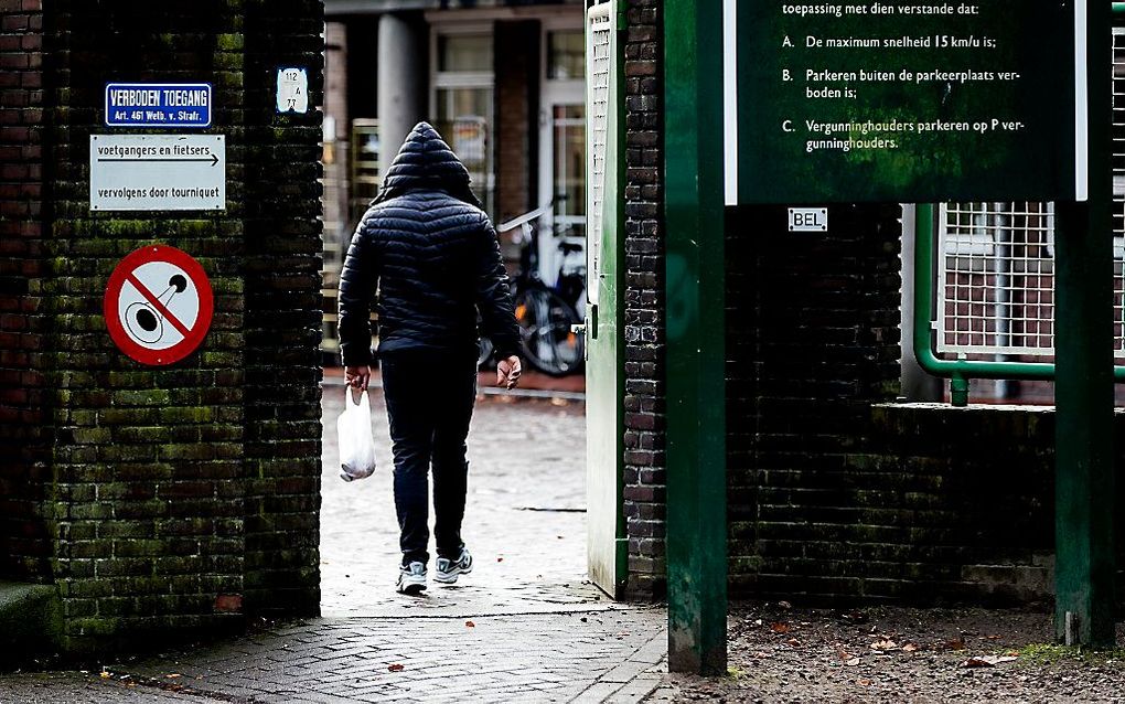 Asielzoekers gaan de poort van het azc in Weert binnen. beeld ANP