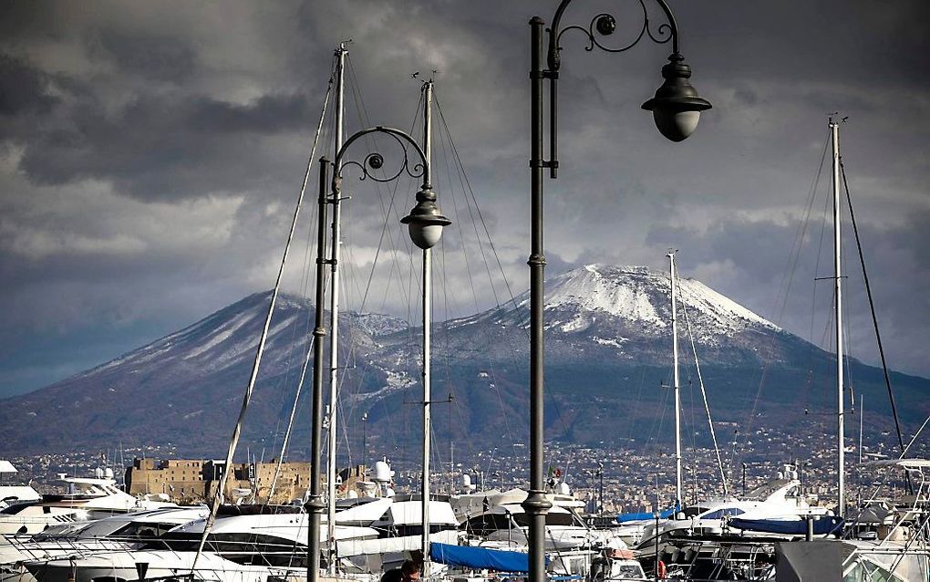 Besneeuwde Vesuvius bij Napels. beeld EPA