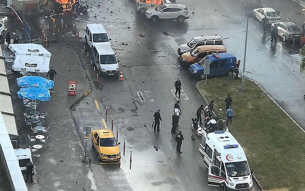 De bom ontplofte op een parkeerplaats voor rechters en aanklagers, meldde CNN Türk. Bij de explosie raakten verscheidene mensen gewond.  beeld AFP