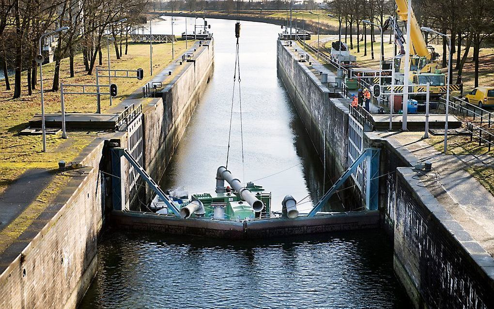 Rijkswaterstaat plaatst een derde pomp zodat water vanuit de Maas naar het Maas-Waalkanaal gepomt kan worden. beeld ANP