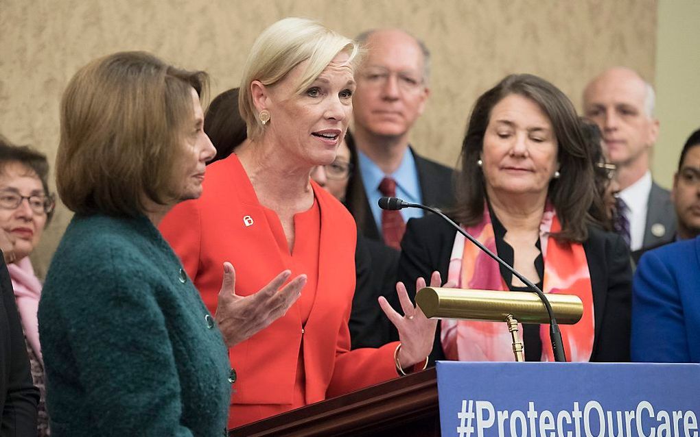 Cecile Richards (midden), de presidente van Planned Parenthood, tijdens een speech. beeld EPA