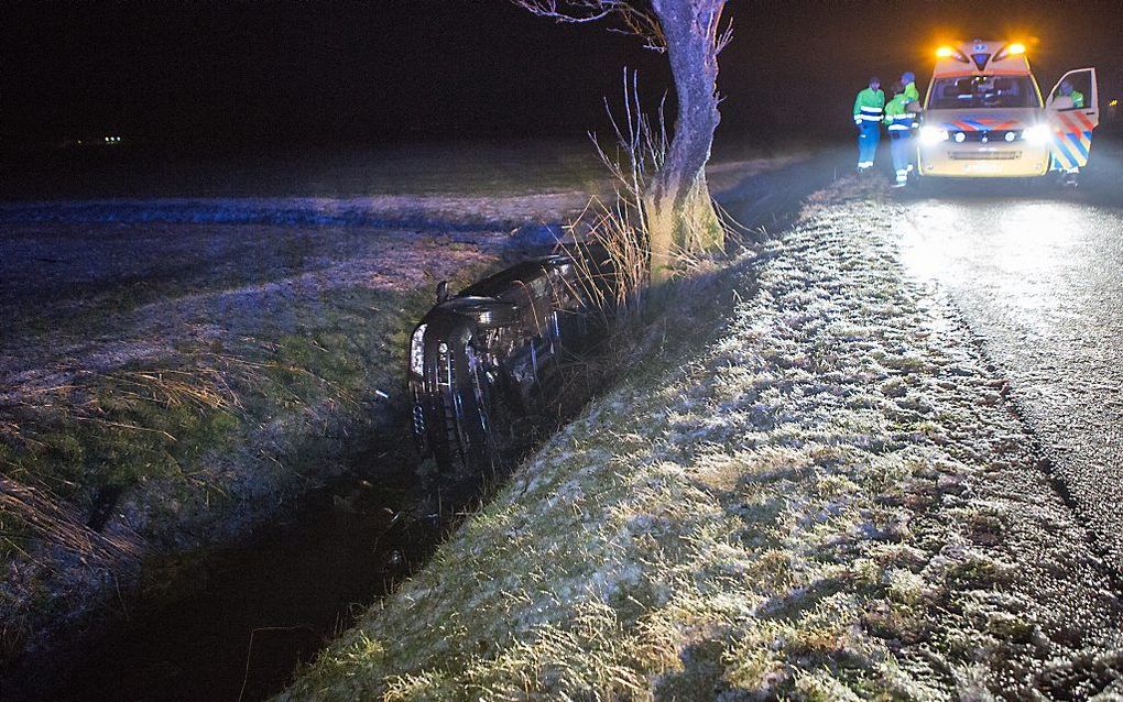 Een automobilist is in Witmarsum van de weg geraakt en in de sloot beland. Op verschillende wegen zijn tientallen ongelukken gebeurd door gladheid, die het gevolg is van sneeuw en ijzel. beeld ANP