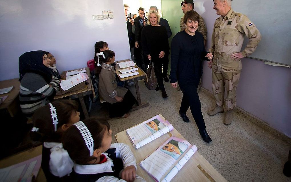 Ministers Jeanine Hennis Plasschaert van Defensie en minister Lilianne Ploumen van Ontwikkelingssamenwerking bezoeken een school in herovert IS-gebied. De Nederlandse regering stopt miljoenen in de wederopbouw van het bevrijde gebied. De bewindslieden wil