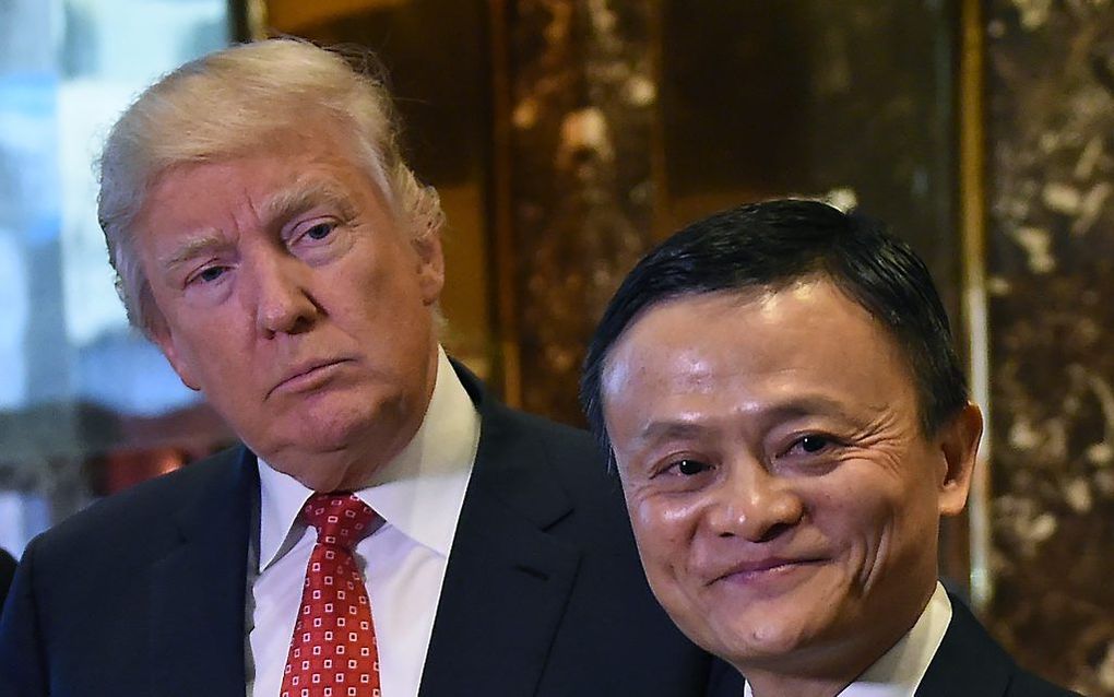 Donald Trump (l.) en Jack Ma. beeld AFP