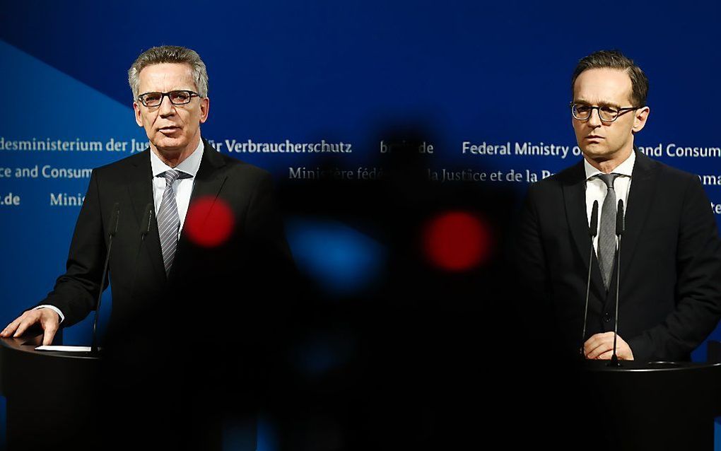 De Duitse ministers Thomas de Maizière (L) en Heiko Maas, van respectievelijk Binnenlandse Zaken en Justitie. beeld AFP