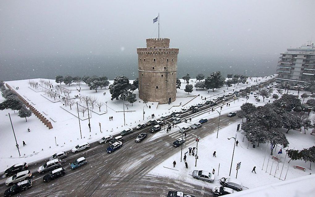 De havenstad Thessaloniki in de sneeuw. beeld EPA