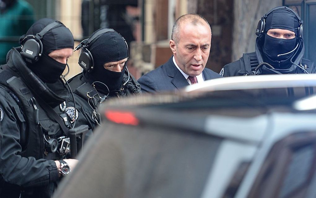 De voormalige premier van Kosovo Haradinaj vertrekt uit de gevangenis van Colmar. Hij wordt omringd door Franse politieagenten. beeld AFP