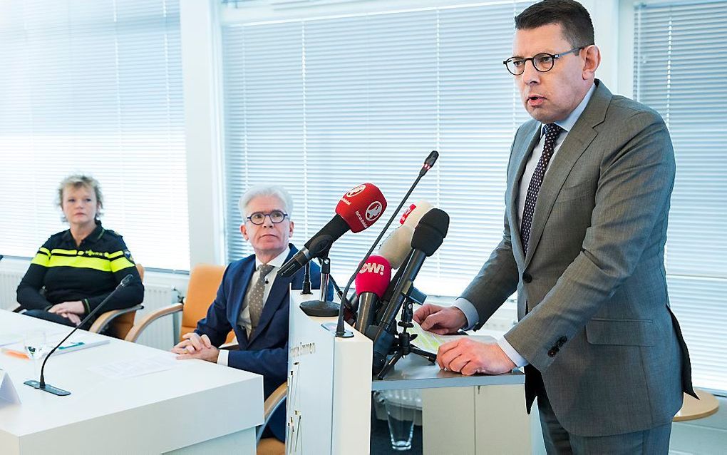 Bouke Arends, loco-burgemeester van Emmen tijdens een persconferentie over de inval in het clubhuis van motorclub van No Surrender. beeld ANP