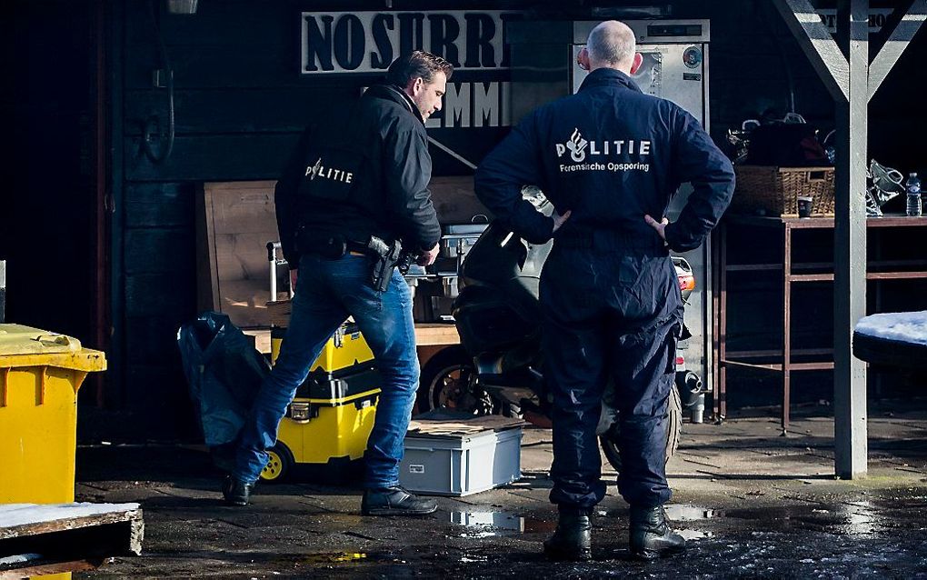 Inval in het clubhuis van de motorclub No Surrender in Emmen door de politie vorige maand. beeld ANP