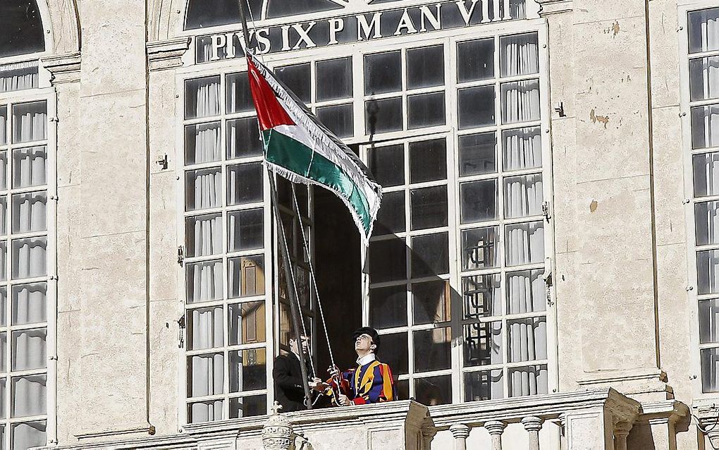 De Palestijnse vlag buiten het Vaticaan. beeld EPA