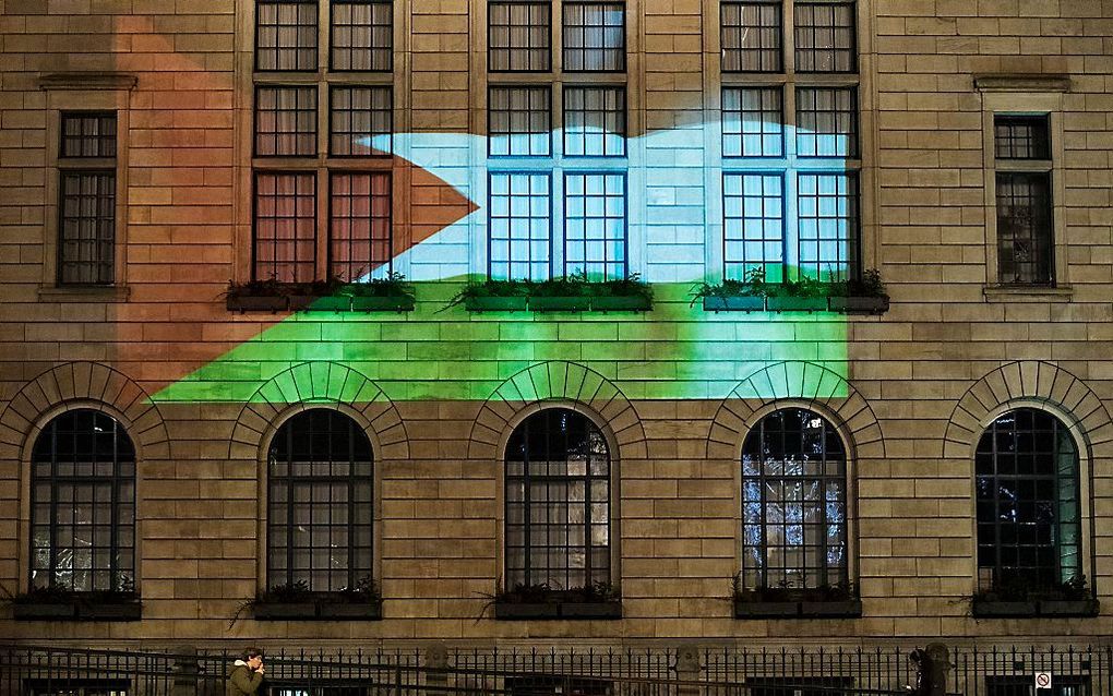 De Palestijnse vlag wordt geprojecteerd op het stadhuis van Rotterdam. beeld ANP