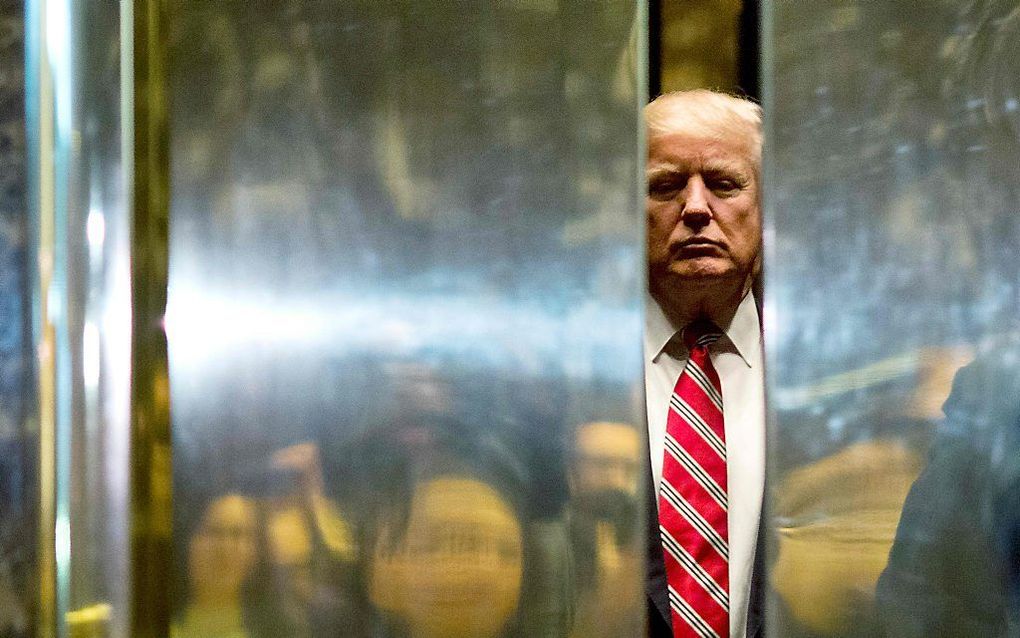 Donald Trump in de lift van zijn Trump Tower in NYC. Beeld AFP