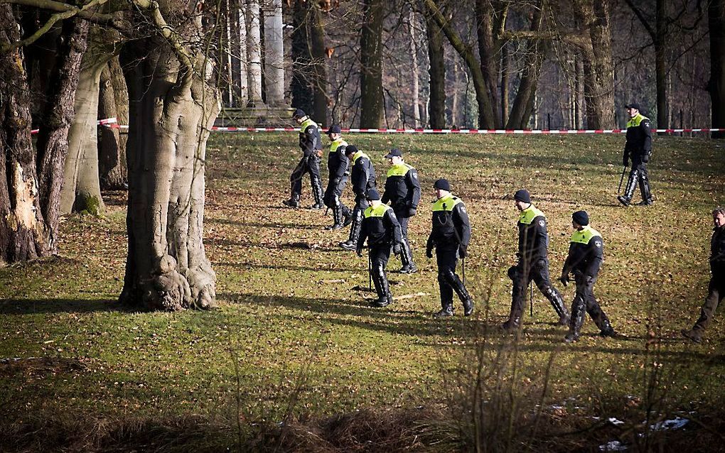 De mobiele eenheid, mariniers, agenten en leden van het Landelijk Team Forensische Opsporing (LTFO) eerder op de dag in de bossen bij Driebergen. beeld ANP