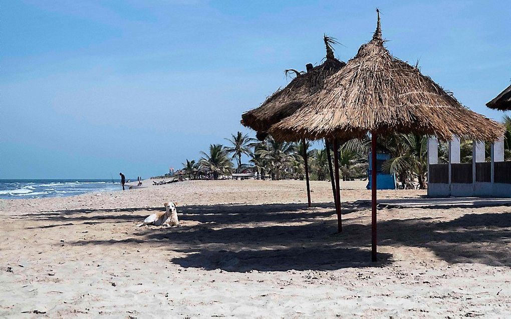 Het verlaten strand van Banjul. beeld AFP