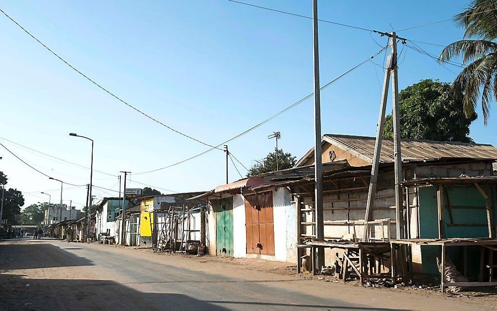 Lege straten in Serekunda, de grootste stad van Gambia. beeld AFP