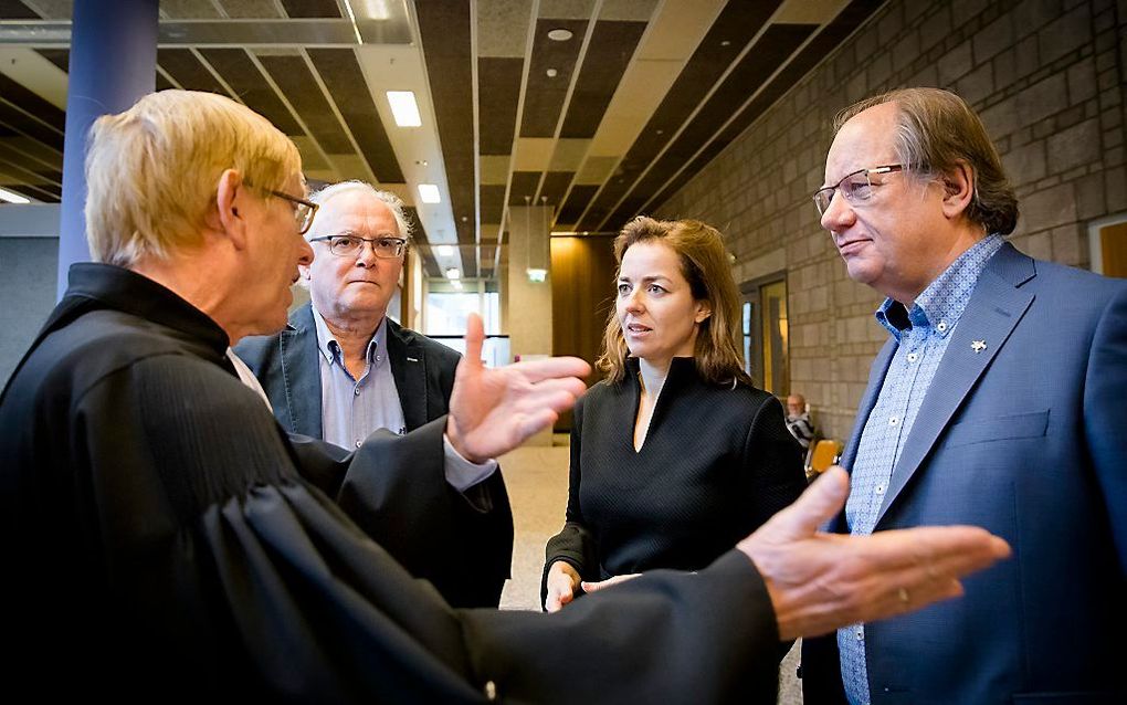 Advocaat Ivo Sindram, Michel van den Berg (Stichting Q-uestion, Marianne Thieme (PvdD) en Jos van de Sande (GGD-arts) in de rechtbank bij de uitspraak van de rechtszaak die driehonderd Q-koortspatienten tegen de Staat hebben aangespannen. De patienten vin