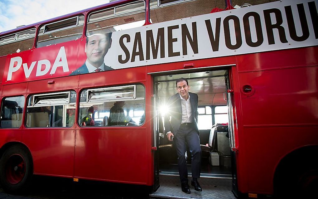 Lijsttrekker Lodewijk Asscher (Pvda) voert campagne in de Kanaalstraat in de Utrechtse wijk Lombok, voor de Tweede Kamerverkiezingen op 15 maart 2017.  beeld ANP