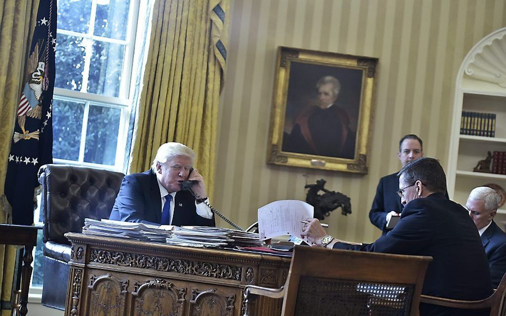 President Trump tijdens een telefoongesprek met zijn Russische ambtsgenoot Poetin. Beeld AFP